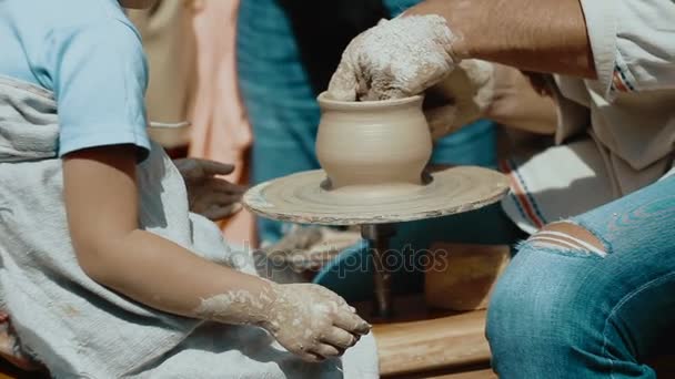 Pai e sua filha bonito crafting juntos na cerâmica — Vídeo de Stock