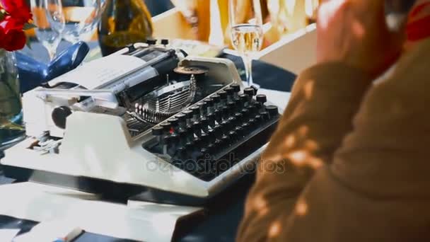 Винтажный стиль письменного стола, он работает и печатает на своей пишущей машинке — стоковое видео