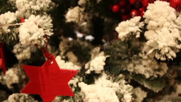 Resumen borroso fondo del centro comercial con árbol de Navidad — Vídeo de stock