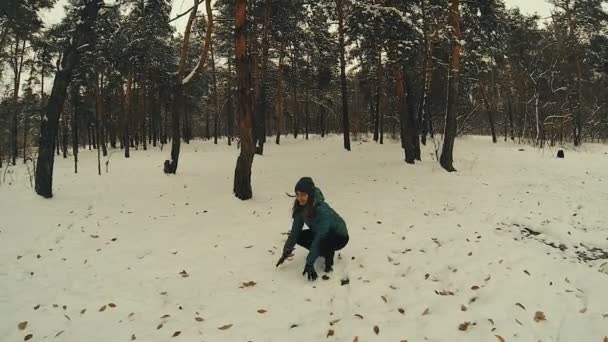 Giovane donna lancia palla di neve colpire fotocamera rallentatore — Video Stock