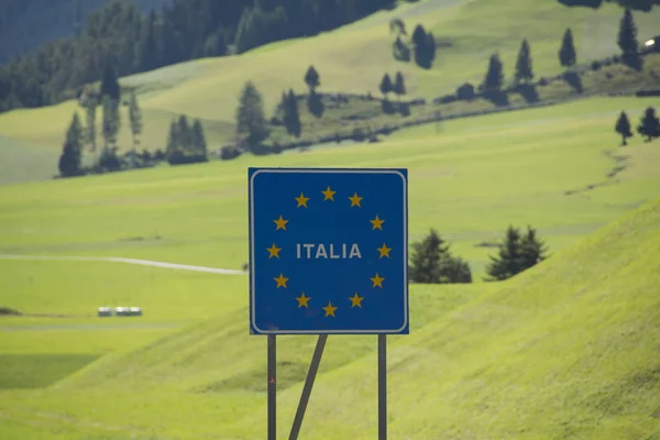 Italien bordersign på Reschenpass Royaltyfria Stockfoton