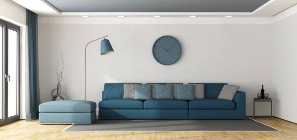 Sofá azul en un salón blanco — Foto de Stock