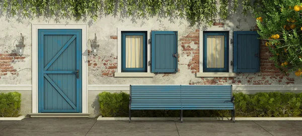 Casa velha com porta azul e janelas — Fotografia de Stock