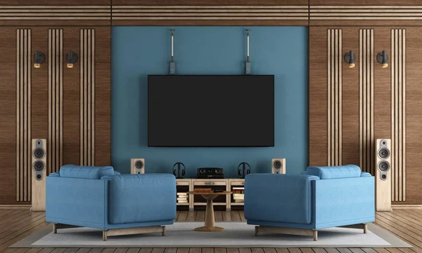 Home sala de cinema com TV pendurada na parede azul — Fotografia de Stock