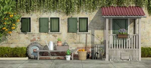 Gamla fasader med trädgårdsredskap — Stockfoto