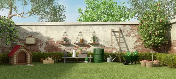 Trädgård med hund hus och trädgårdsredskap — Stockfoto