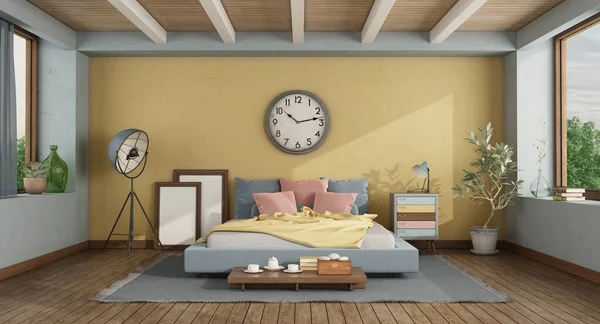 Klassisk Stil Master Bedroom Med Färgglad Dubbelsäng Mot Gul Vägg — Stockfoto