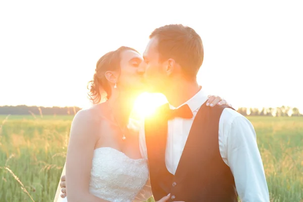 Düğün çift öpüşme