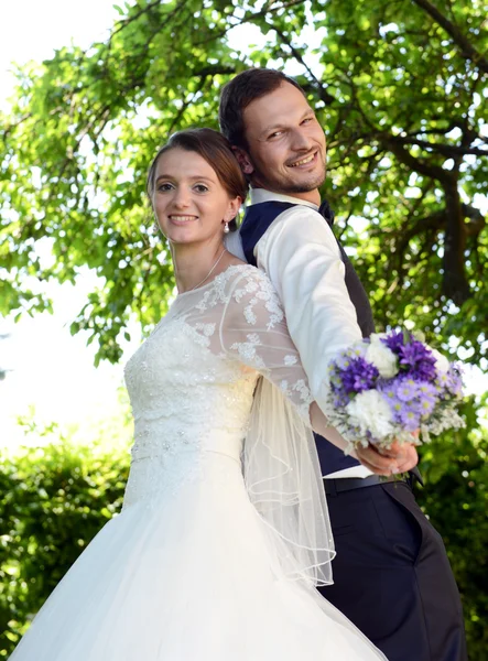 Feliz casal recém-casado com buquê de noiva Fotos De Bancos De Imagens Sem Royalties