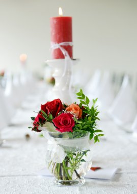 Düğün masa gelin buketi ile