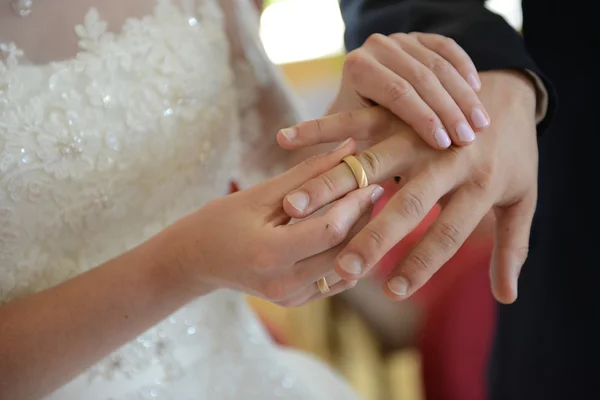 Cambio de los anillos de boda — Foto de Stock