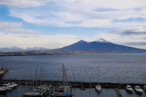 Mount vesuvius snötäckt på vintern — Stockfoto