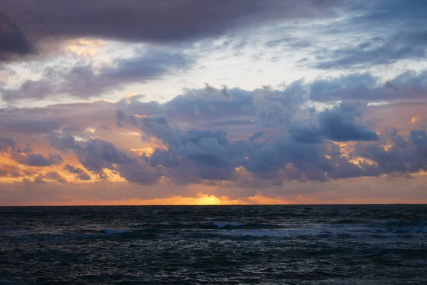 Pôr do sol no oceano atlântico — Fotografia de Stock