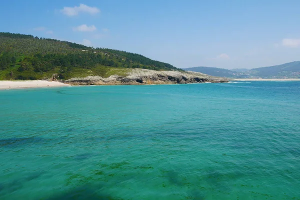 Praia solitária bonita no oceano atlântico Imagens De Bancos De Imagens Sem Royalties