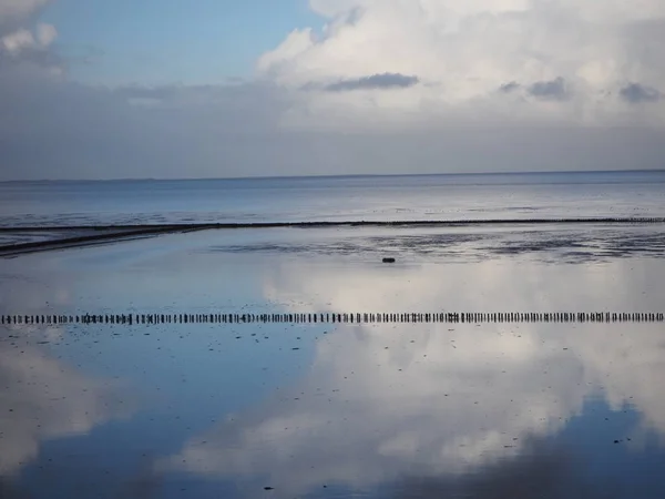 北欧の海の空と雲の反射 — ストック写真