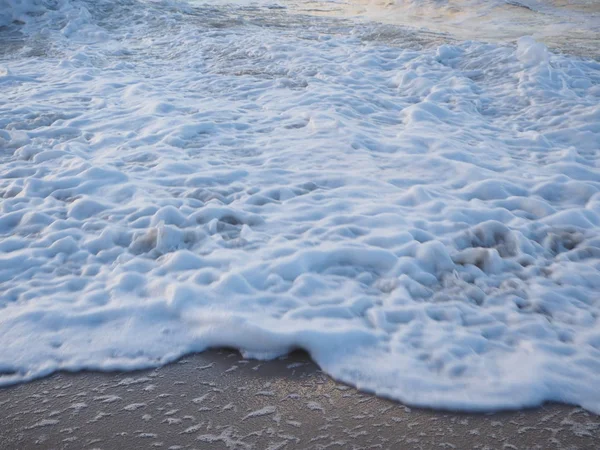 Onde Oceaniche Sulla Spiaggia Sabbiosa — Foto Stock