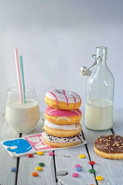 Mléko a barevné koblihy — Stock fotografie
