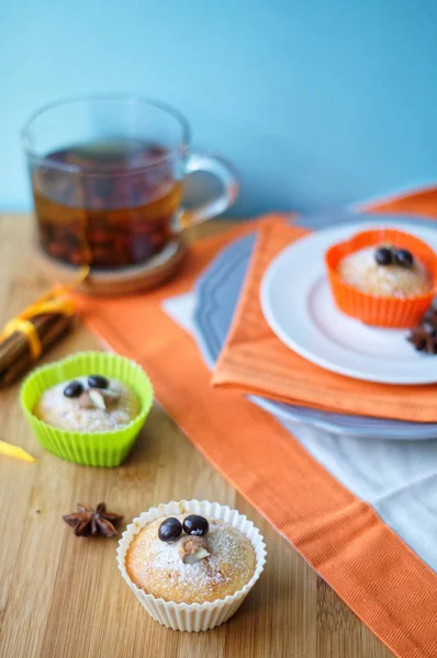 Chá de rosa e muffins — Fotografia de Stock