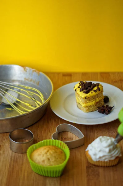 The process of cooking Cupcakes with cream