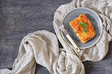 Geleneksel İtalyan lazanyası.