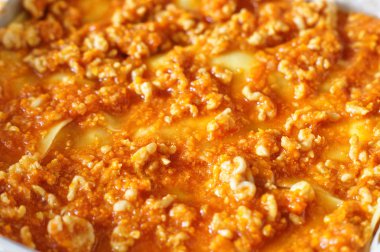 İtalyan lazanya kıyılmış hindi ve domates sosu ile.