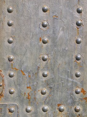 Perçinli metal yüzey