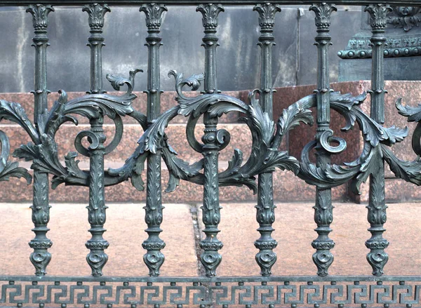 Dekorativer Zaun aus Schmiedeeisen — Stockfoto