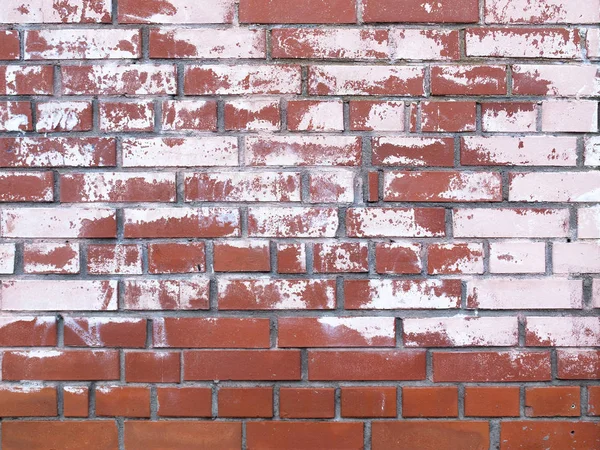 Rode bakstenen muur met schade verf — Stockfoto