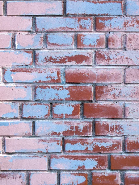 Roze bakstenen muur met schade verf — Stockfoto