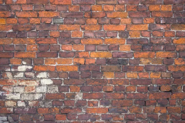 Rode bakstenen muur, stedelijke buitenkant, oude verweerde oppervlak — Stockfoto