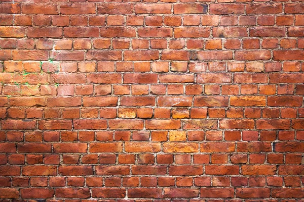 Mur de briques rouges, extérieur urbain, ancienne surface altérée — Photo