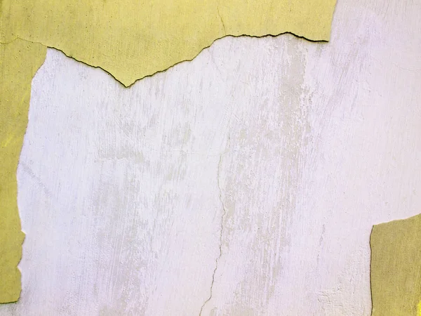 노란색 벽을 배경으로 디자인에 대 한 오래 된 텍스처를 균열 — 스톡 사진