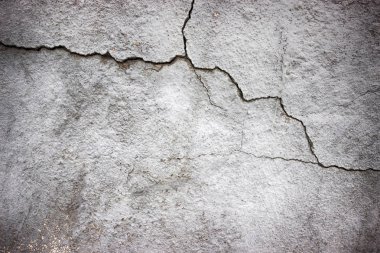 Doku gri beton duvar çimento yüzeyi arka plan olarak çatlaklar.
