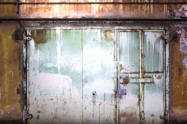 eski püskü boya, grunge arka plan ile kaplı metal geçit