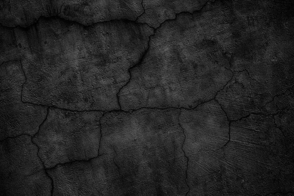 Mur en béton noir recouvert de fissures. Surface sombre du c — Photo