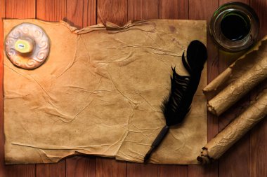 Vintage siyah tüy kalem ve mum eski boş kağıt sayfası