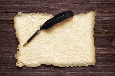 Kağıt ahşap bir masa üzerinde ile siyah tüy