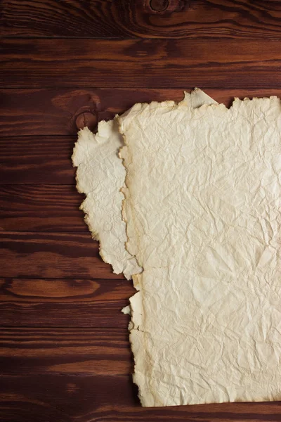 Antik papirüs ahşap bir masa temiz kağıt arka plan üzerine ve