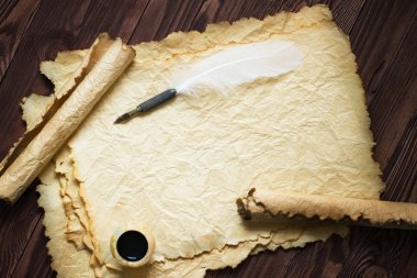 ahşap arka plan üzerinde tüy kalem ve mürekkep pot ile kağıt kaydırma