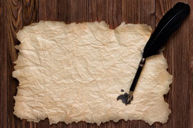 eski kalem ve Kağıt ahşap masa arka plan üzerinde