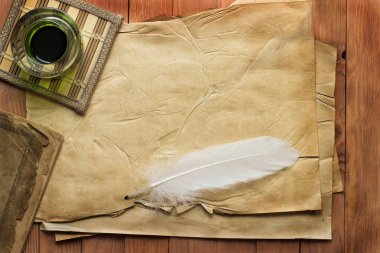 InkWell ve boş form için bir arka plan üzerinde beyaz tüy 