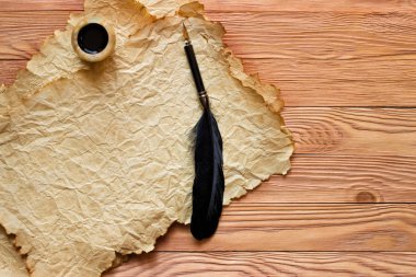 Kalem, eski kağıt ve coirish ahşap bir masa üzerinde InkWell