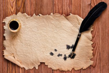 Siyah kalem ve mürekkep ahşap bir sekmede eski kağıt arka plan üzerinde