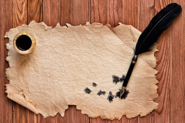 Siyah kalem ve mürekkep ahşap bir sekmede eski kağıt arka plan üzerinde