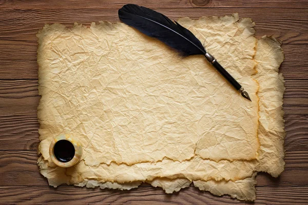 Mürekkep ve kalem kağıt, antika arka plan üzerinde metin için