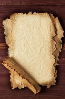 Ahşap yüzey, boş arka plan üzerinde gelişeceğini kağıt kaydırma