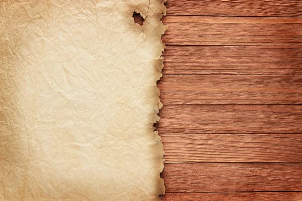 Papiro arrugado sobre tablas marrones, fondo vintage — Foto de Stock