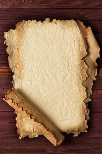 Ahşap yüzey, boş arka plan üzerinde gelişeceğini kağıt kaydırma