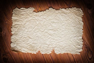 ahşap masa arka plan üzerinde buruşuk el yazması