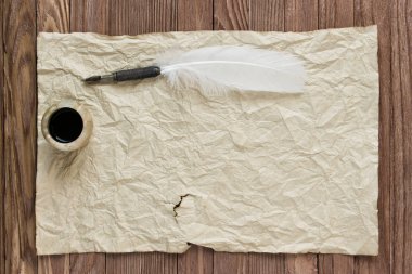 inkstand vintage kağıt arka plan ve ahşap tablo ile tüyü